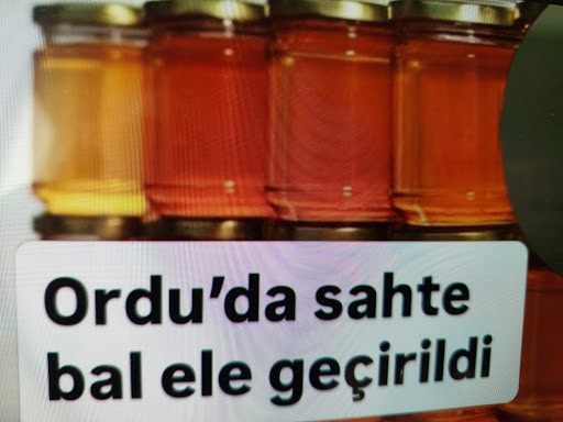 Ordu'da ele geçirilen 15 ton sahte bal kavanozlarının görüntüsü ve arıcılık sektöründe sahtecilik 2026 mücadelesini anlatan haber başlığı